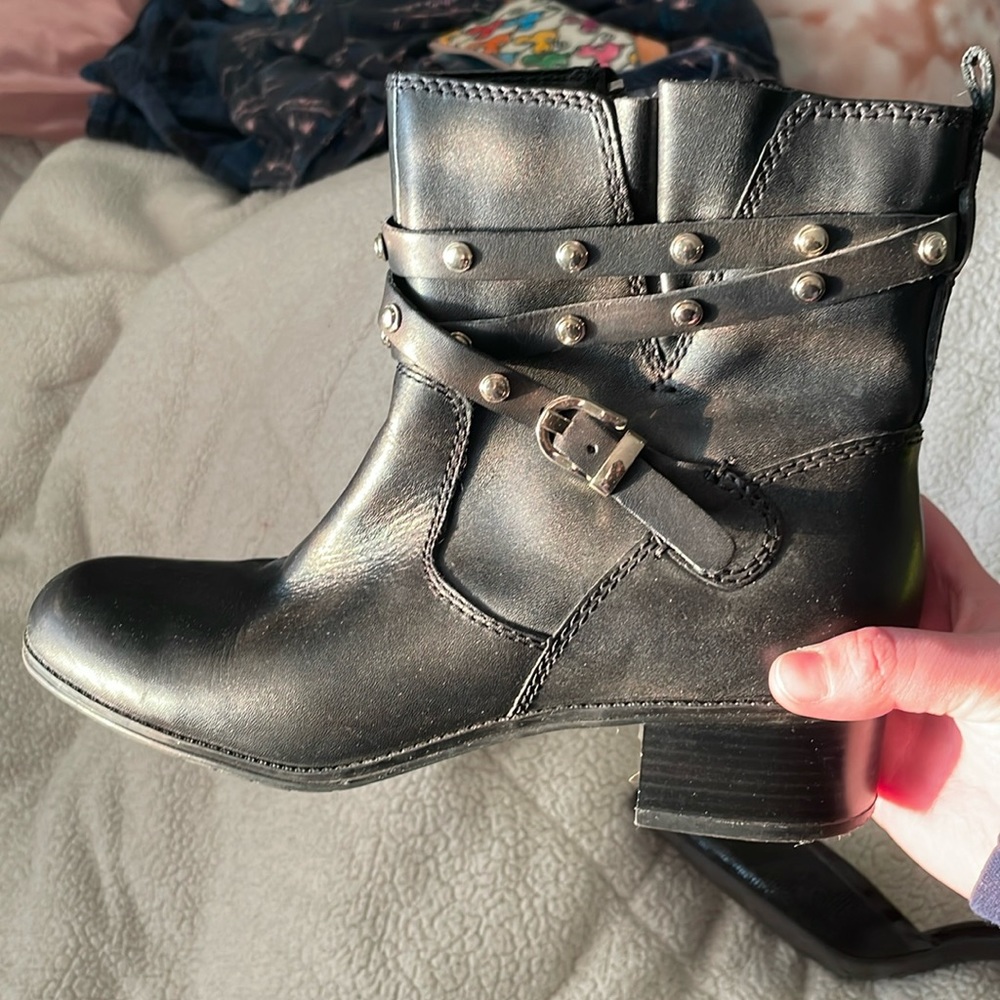Women’s black boots size 9